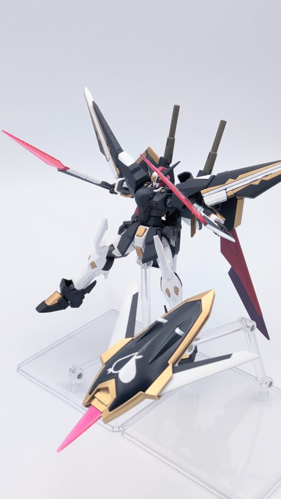 ビームブーメラン、シールドブーメラン。ビームブーメランはサイドアーマーの代わりに装備しています。シールドブーメランについては、宝鐘海賊団の海賊旗と同じロゴを入れたかったんですが、デカールを作る環境が無いため、マスキングでどうにかしました。結構ガタガタです…。