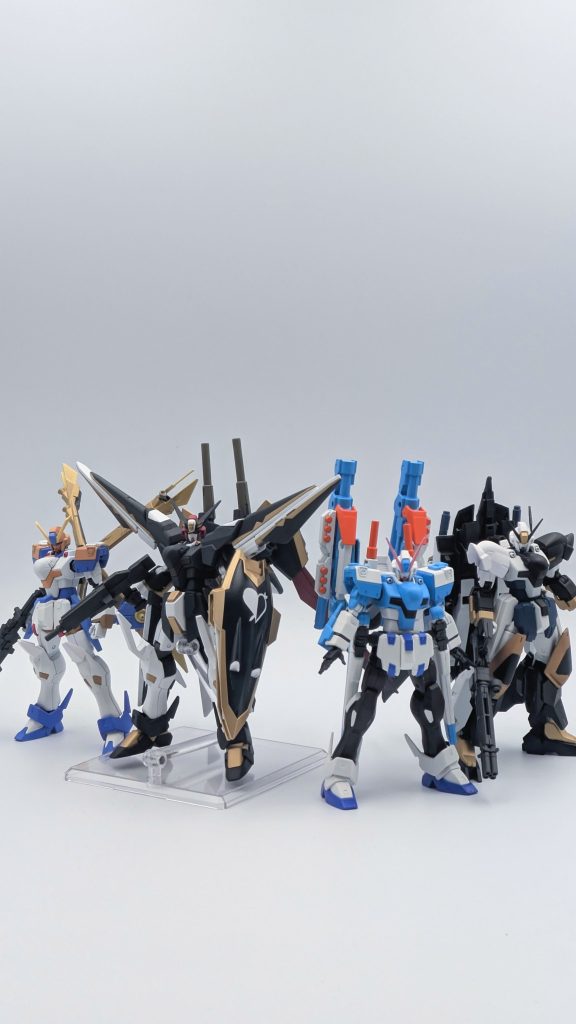 3期生クロスボーンガンダムと並べて。クロスボーンとは…。