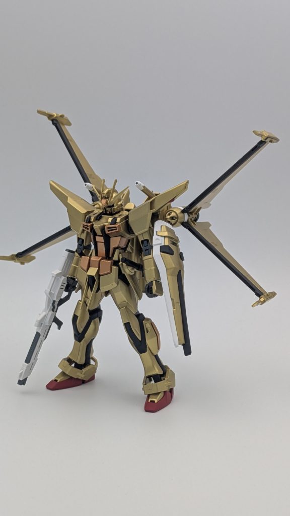 正面から。イメージとしては、ファウンデーション騒動後、ライジングフリーダム等の次世代機の運用データを元に近代化改修されたアカツキ、です。