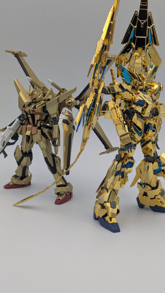 メッキのフェネクスと並べてみた。今回はMrカラーのウルトラゴールドをメインにしましたが、流石にメッキと比べると雲泥の差がありますね…