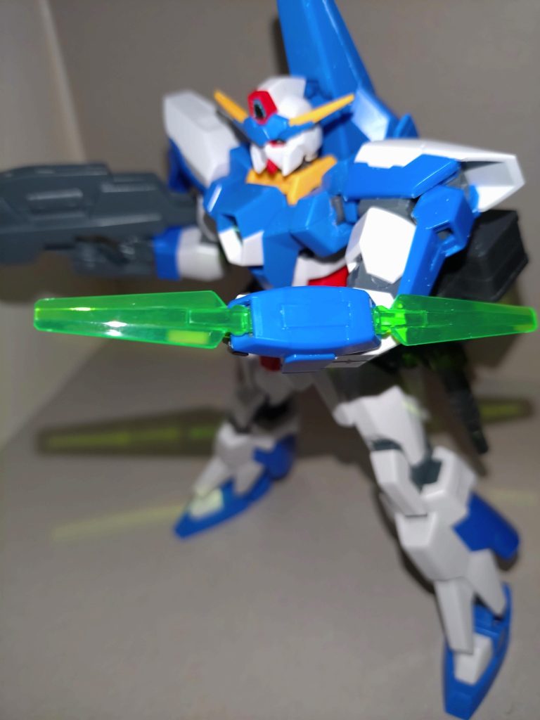 【武装】シグマシスディフェンダー両前腕に装備された複合兵装防盾システム。ビームシールド発生機、ビームガン、ビームブレイドの機能を併せ持ち、ビームガンとして使用する場合とそれ以外とで、ビームの色が異なる。なおビームブレイドとして使われるのはMA形態のみ。画像はシールドモード。