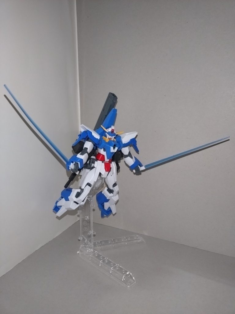 ビームサーベルヒザ下からグリップが現れる。サーベル刃の色が青くなった。当然のことながらMS形態専用。