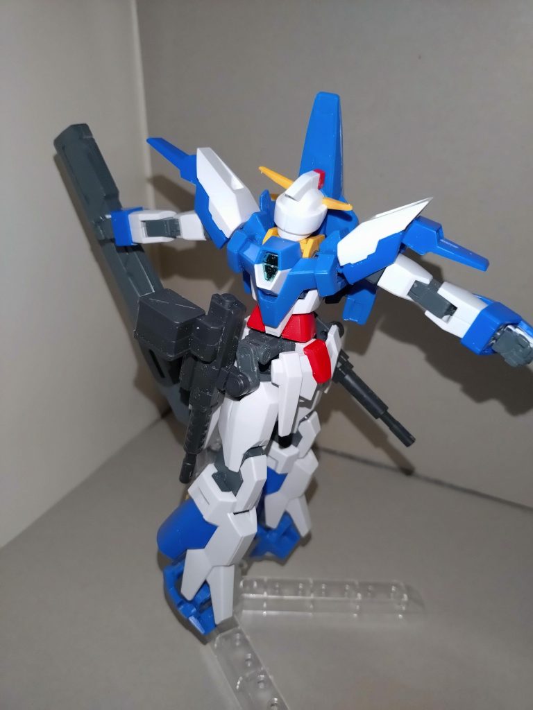 【MA形態】頭部と下半身及び腰部マシンガンを180°回転させ、足首を畳むと、MA形態になる。