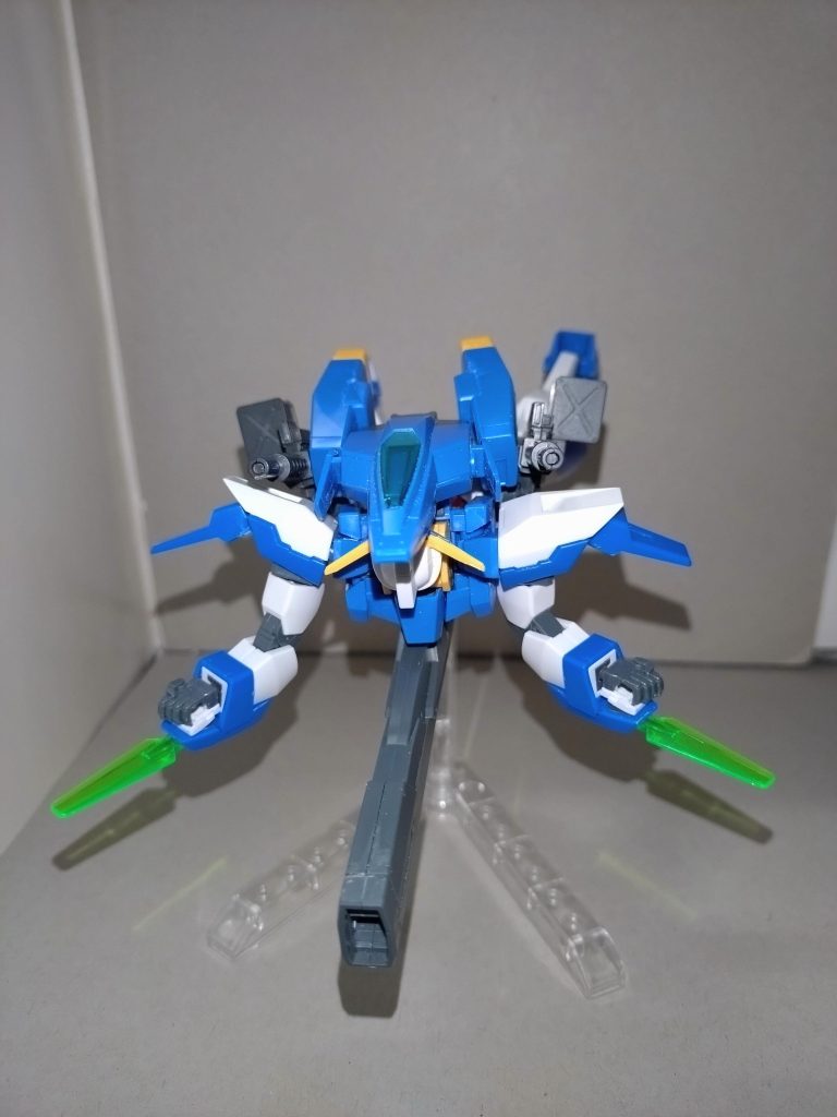 腕部を展開し、シグマシスディフェンダーのブレイドモードを使用した状態。このMA形態による水中戦では、シグマシスライフルも鈍器のように使われており、その砲身で突撃したあと、ゼロ距離からシグマシスディフェンダーのビームガンを放ち、即離脱するヒットアンドアウェイ戦法が得意であるという。 〜市ヶ谷有咲のレポートより〜 