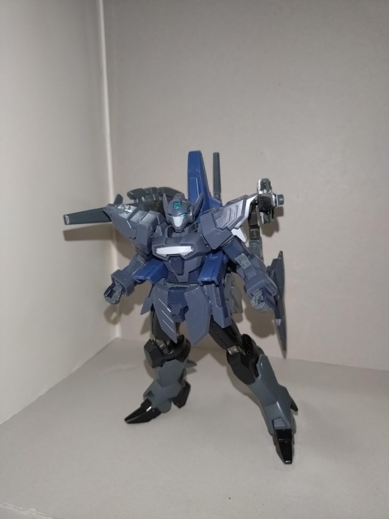 改造前のGブリューナクとの差異は以下の通りです。背負いものをビルドブースターMk-Ⅱに変えたファハンのスラスターブロックをガンドノードの背負いもの(以前「マンドレイク」制作時に使わなかったもの)に取り替え、重量を削減したビームライフルをビルドブースターMk-Ⅱのものに変えたビームライフルのマウントラッチもビルドブースターMk-Ⅱからですが、接続アームはガンプラバトルアームアームズ+コトブキヤMSGを組み合わせています。 マイムジメンバーによる2周目の作例もあと1つだけになりましたが、その前に次回はこちら⇒「シュバルゼッテ、また化ける」