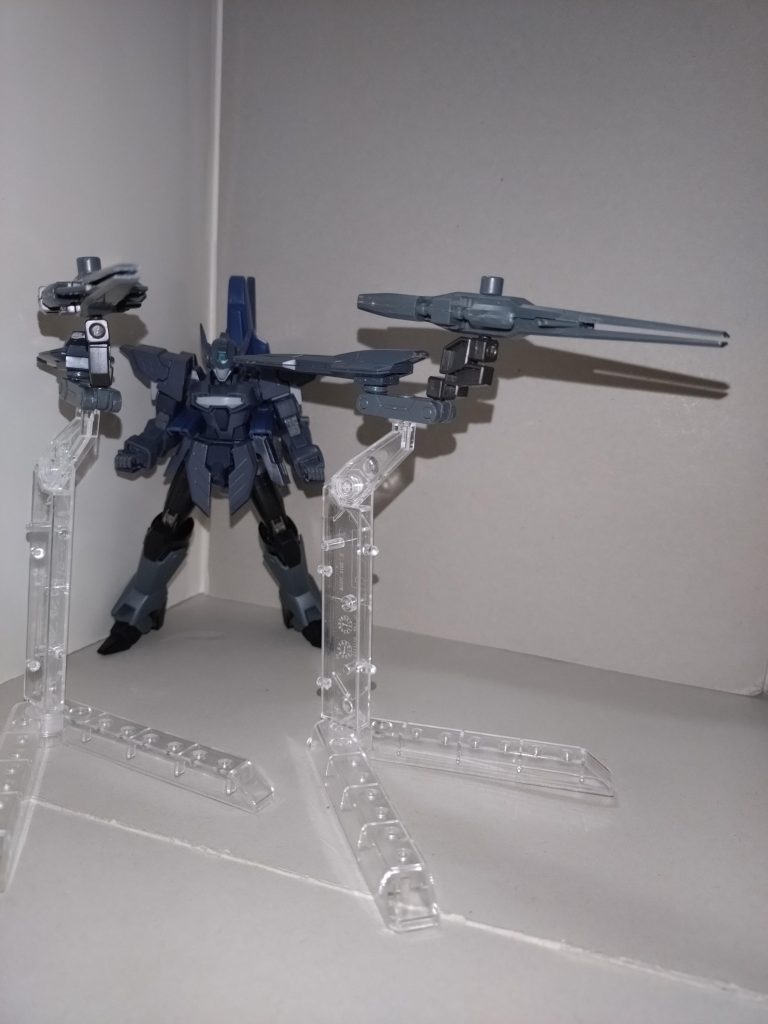 ファハンとは北欧やケルトに伝わる単眼・隻腕・隻脚の妖怪。しかし立希によると、実際にはこの武装のネーミングの主たる由来は、チャモロ語で「鳥たちが集う場所」を指す「マイゴ・ファハン」という実在の島であるといい、本機においても、自身の所属バンドであるMyGOも含めたトリプルミーニングとして、この名を付けた。 この他、胸部には4連装ニードルガンを装備する。