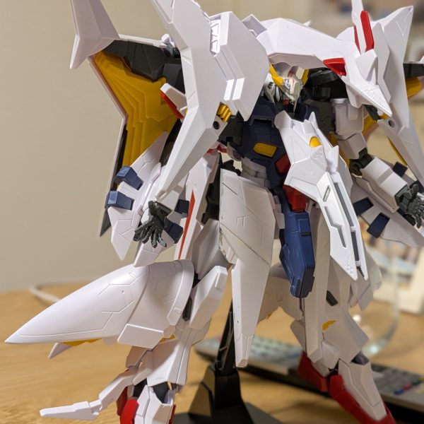 原作っぽくしようとして、行き詰まったので、もう塗装しようかな…Remixってことで再度プロポーション修正、肩アーマー可動式にして角度つけるように。なんか良い感じかもしれない。&nbsp;（3枚目）