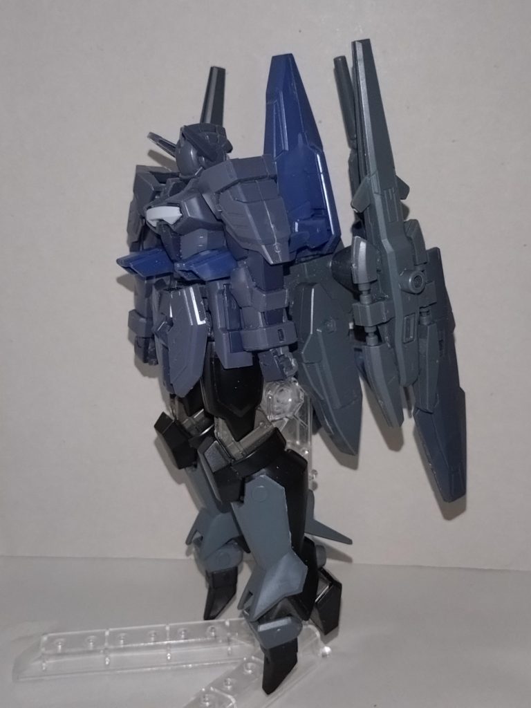 【ストライダー形態】頭部と下半身を180°回転させ、足首と肩アーマーを畳むと共に、ファハンにあるブレードガンの接続アームの向きを変えることで変形する。