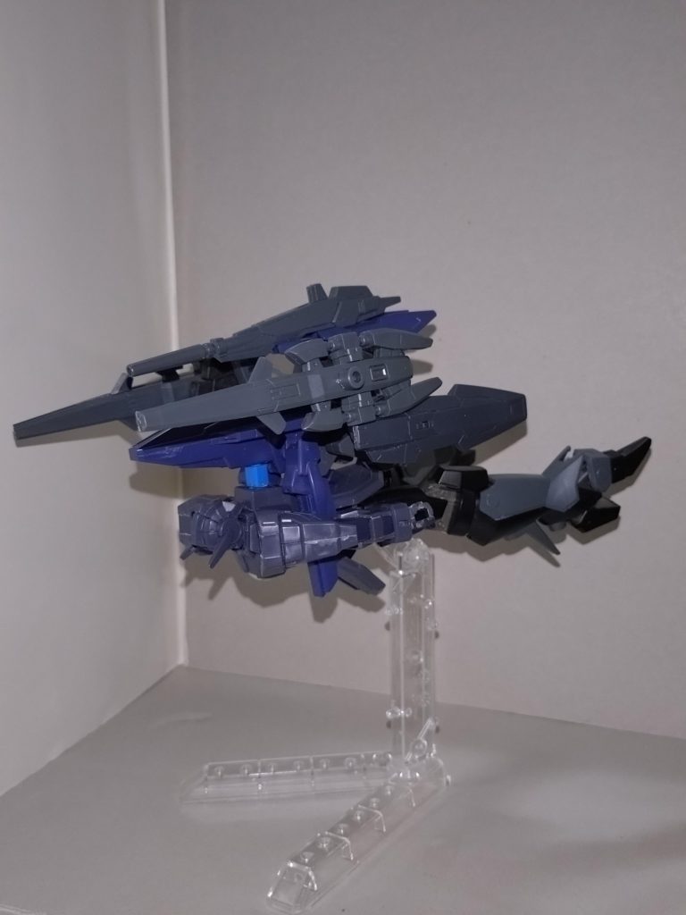 ビームライフルのマウントラッチとブレードガンは固定されておらず、アームによりある程度自在に向きを変えられ、対空・対地・背後とも死角がない。これも立希の優れた空間認識能力の賜物と言える。