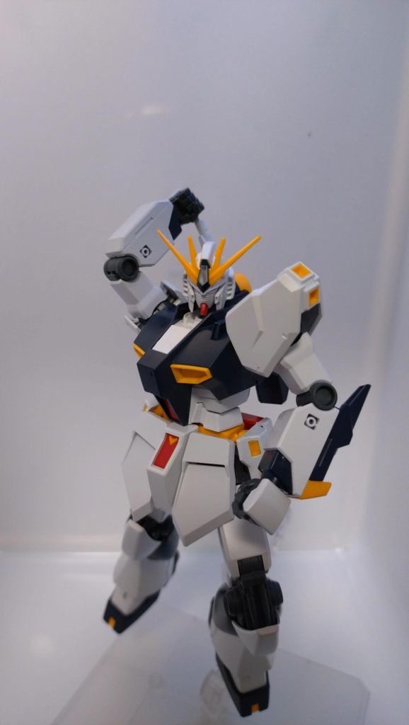 ビームサーベル!安めの価格帯なので関節強度は確かに心配なものの可動域が凄い!進化してる!ENTRYGRADEって入門者向けのブランドでνガンダムを製品化って、それはホントに入門者向け…?😅とか思ってました。νガンダムの無駄のない造形の良さは年を取ると理解できてくる…そんな感じかなー?