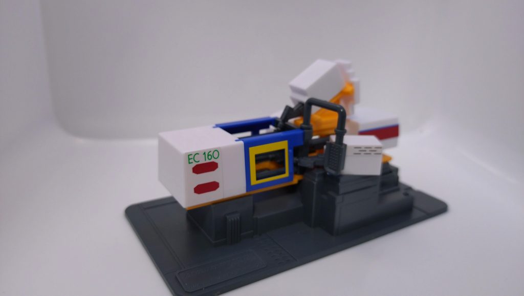 電動式4色射出成形機!笑旅行先のガンダムベースに売ってて買っちゃいました。1枚目の足元にも居ます。ガンプラを生み出す機械…欲しい再販品があるので頑張ってください笑