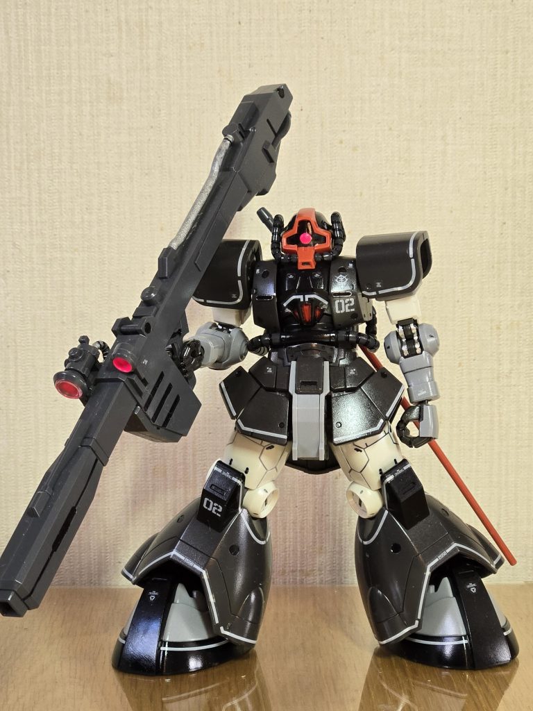 形成色が良いので部分塗装に留めて、墨入れをした後で付属のデカール貼りとトップコート行いました。既にビームバズーカを試作機の段階で持っているのですね。