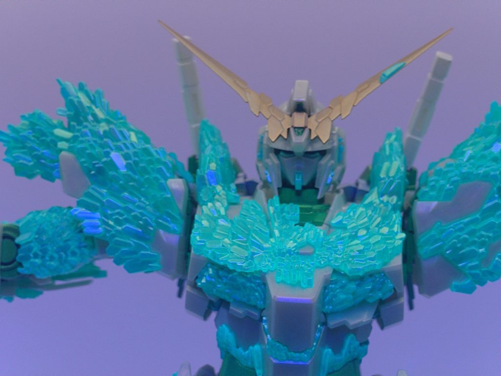 蛍光塗料は塗っていませんが、蛍光クリアパーツが充分発光してくれます。