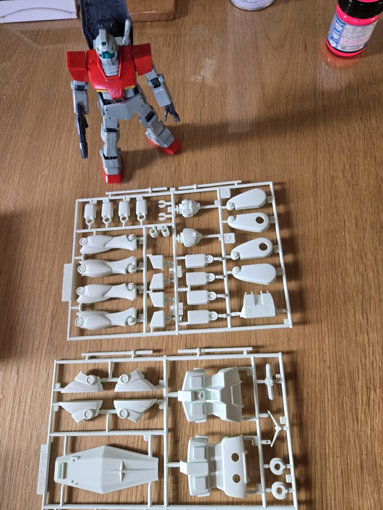 それにしても、旧キットのガンダムは無塗装だと、淡いブルーなのですよね。ガンダムは白い悪魔なのに(笑)ライトブルーに塗装したジムに見た目は近いんですよね。この写真は照明を当てたので分かりにくいですけど…