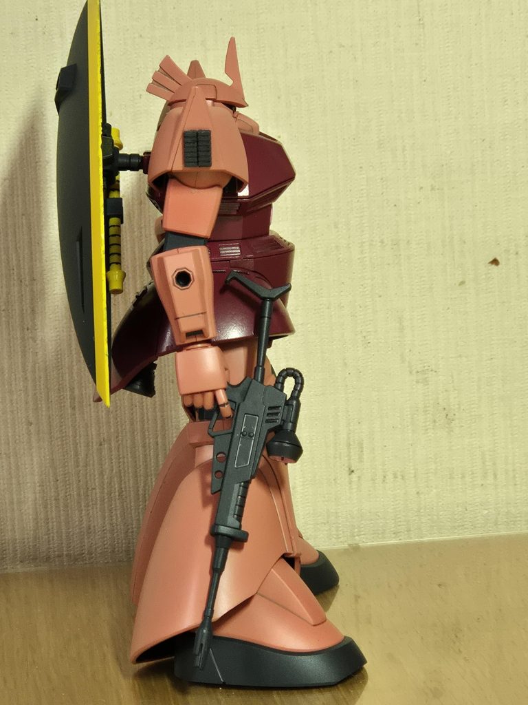 HGモデルはショルダーアーマー部がシンプルなので、MGモデルには表現されているダクト部を、自作しました。あると無いとで雰囲気が違います✨️👍