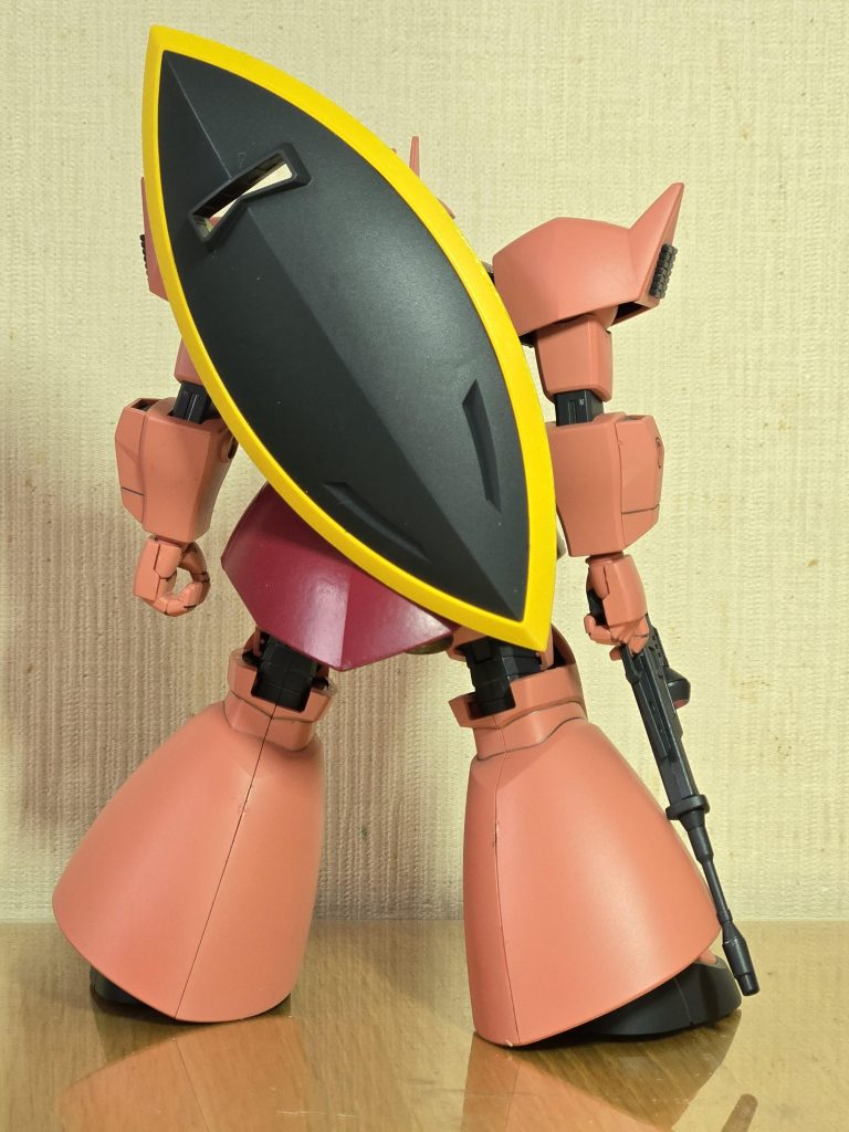 バックスタイル。盾が大きいですね。取り回しが大変そう…アニメで使用した様子は見ませんでした。背中に設置して攻撃避けなのかな?