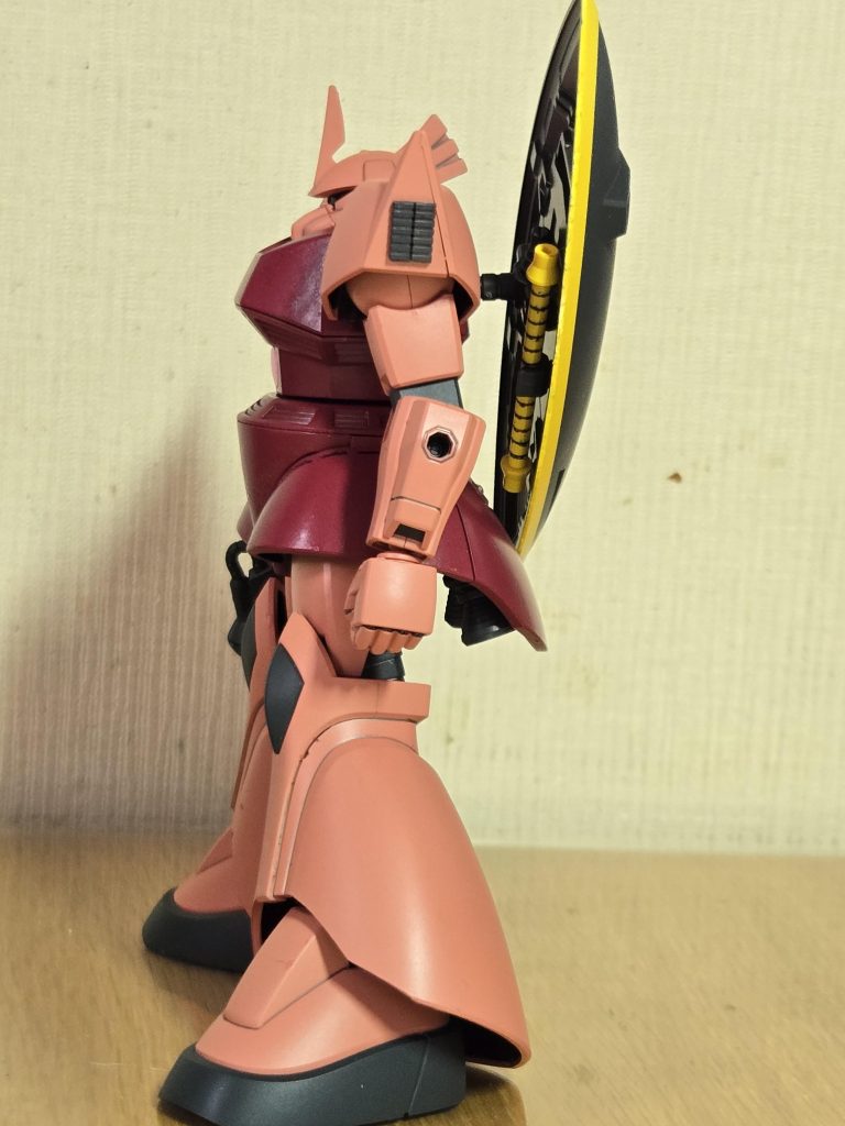 盾の裏にはビーム薙刀を装備。薙刀はアニメでも活躍していました。