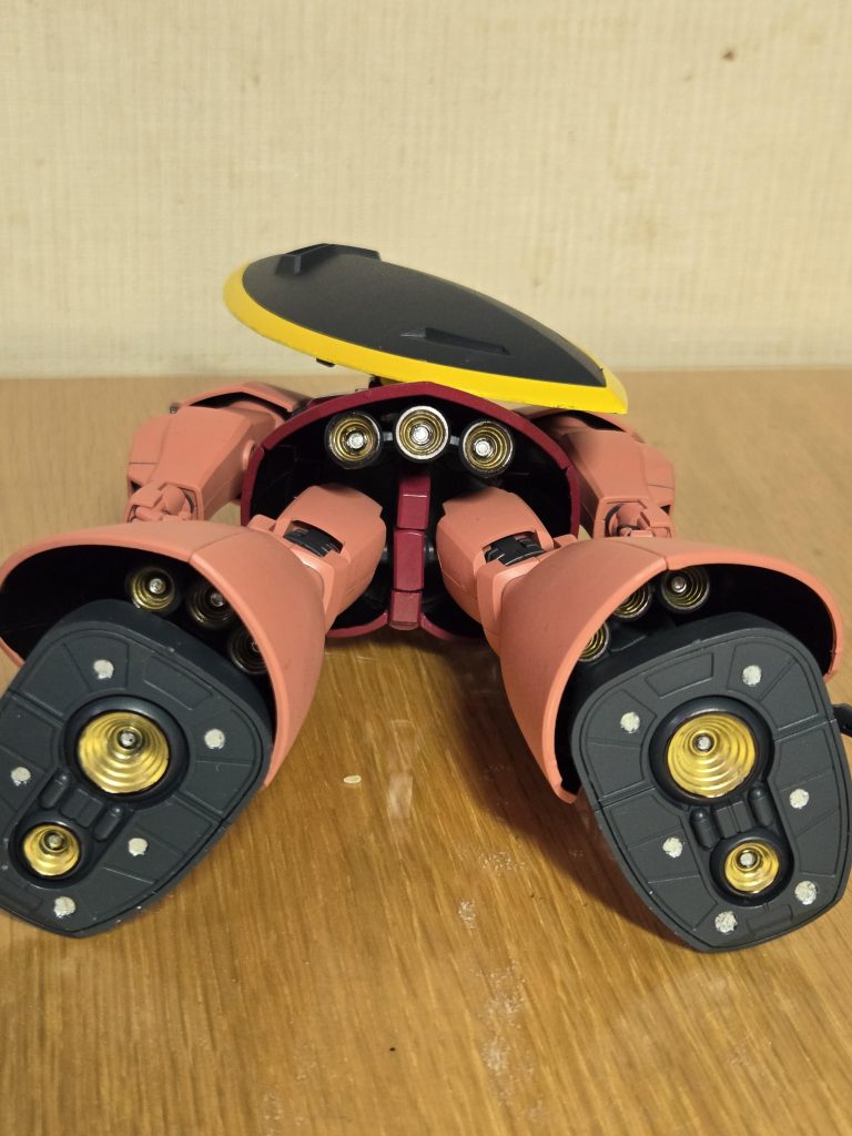 シャア専用機なので、機動性の高さを表現する意味でバーニアの内部をゴールドで塗装しました。大きな機体を多数のバーニアで機動させた。スカート内部はブラック塗装しました。