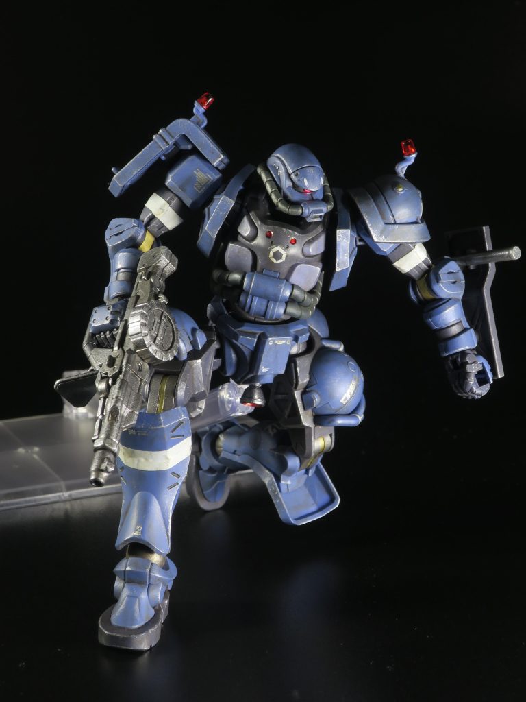 GQuuuuuuXのザクで気になっていた太ももの丸みは、作ってみるとあまり気にならず。シールドの警察の文字が素敵ですが、シールを貼るパーツの凹凸が多すぎて貼るのが大変でした。ザクの無骨さとウェザリングは相性良いですね。かっこいいです。