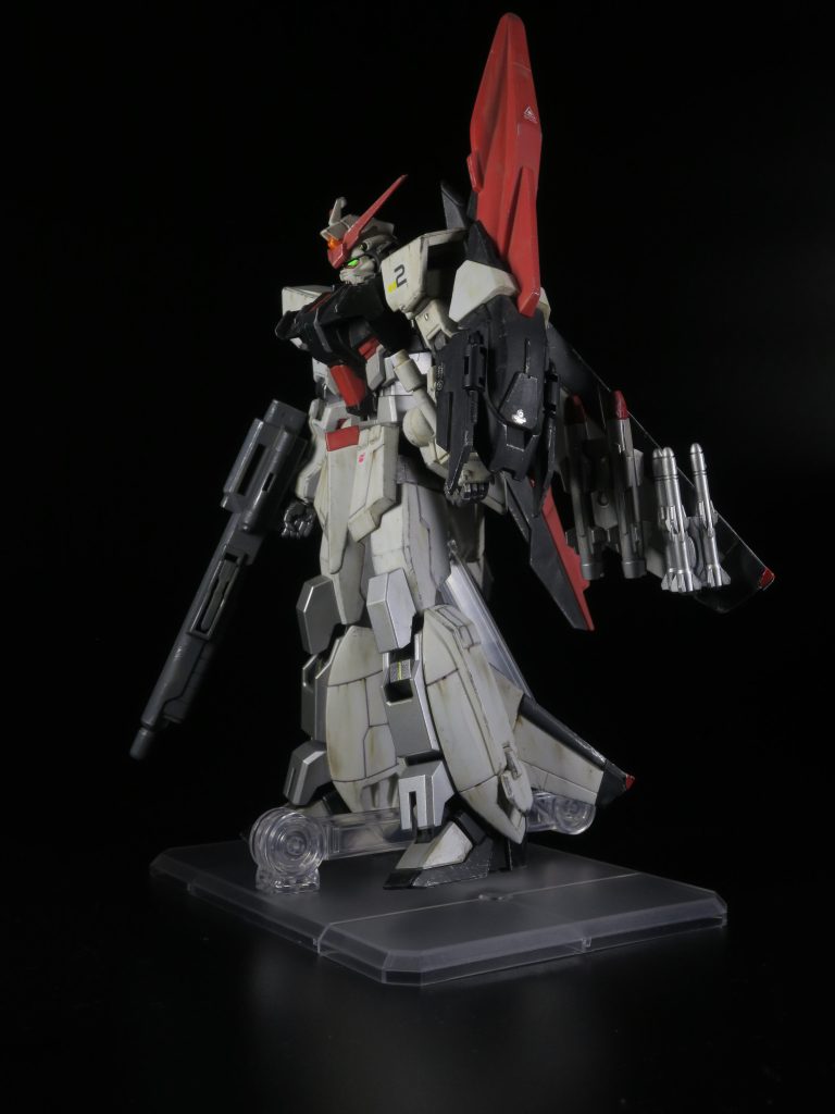 モノアイはブラックライトで光るように蛍光塗料を。ムラサメ改は隈取が赤なので、シタデルカラーのベースの赤を使用。ベース赤の使用頻度が最近高い。