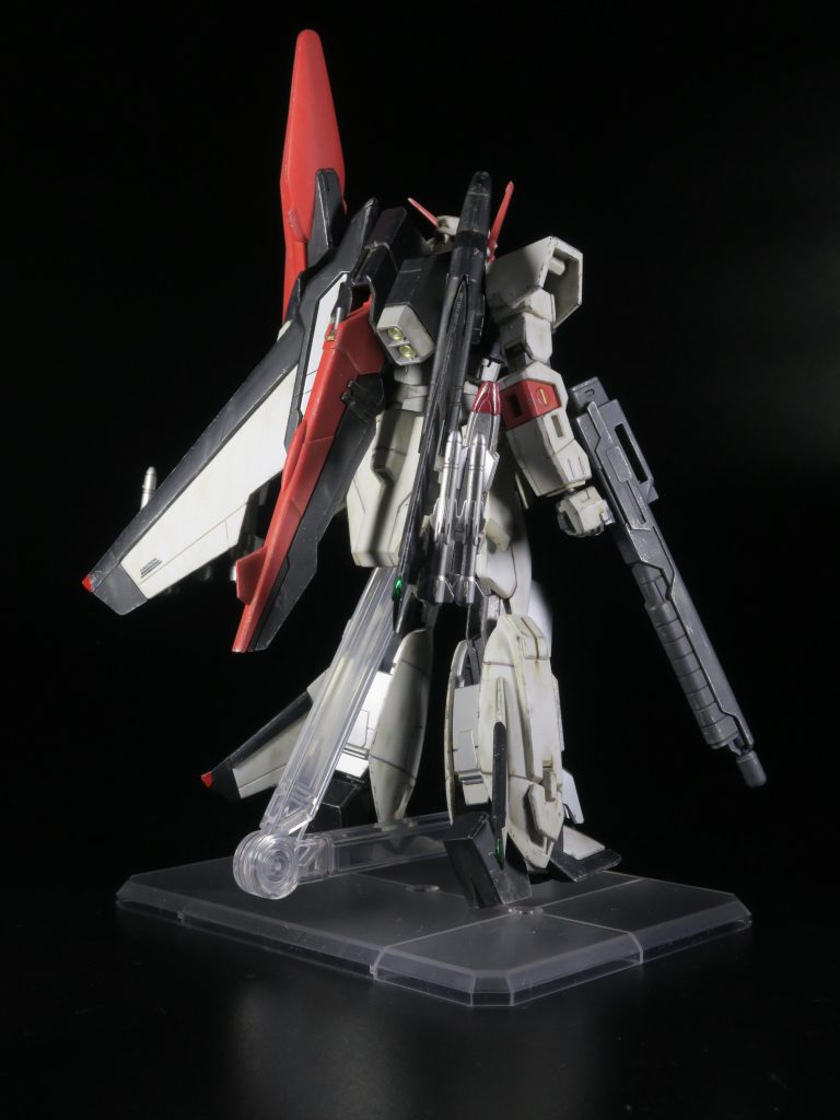 バーニアの外側もアルミシルバー。内部はガンダムマーカーのゴールドを。