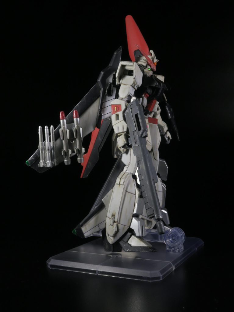 脚のシルバーのところと、翼のミサイルには、タミヤスプレーのアルミシルバーを使用。ミサイルの先端の赤はシタデルカラーのベース。