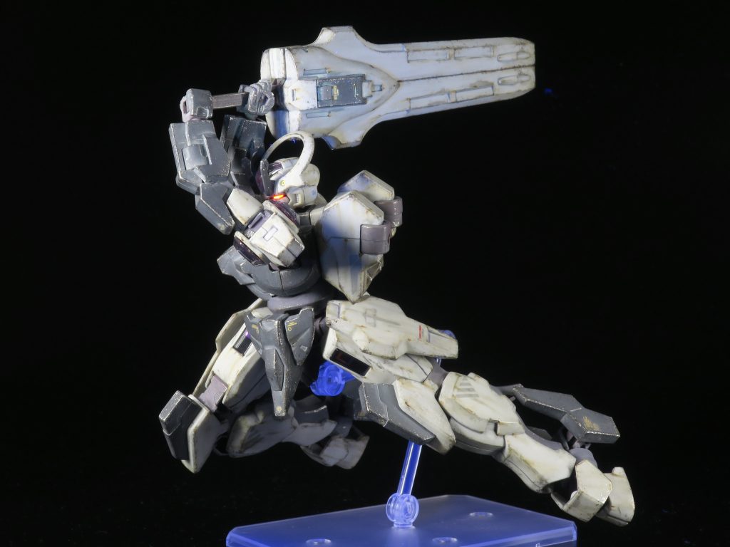 モノアイは蛍光塗料にしてブラックライトで光るように。