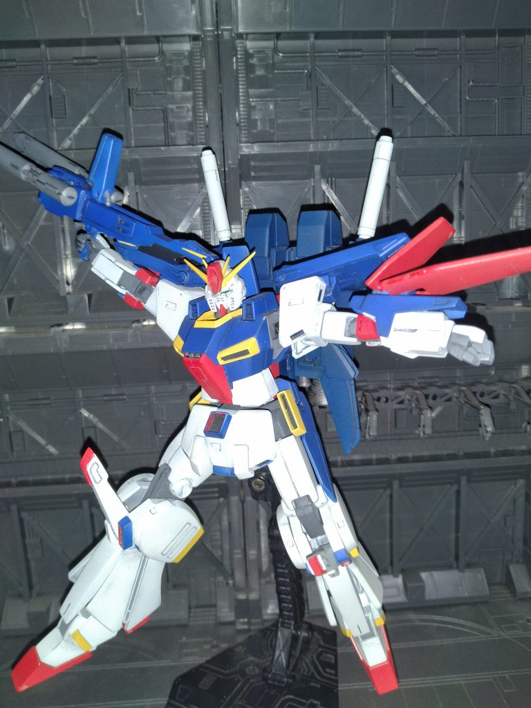 初期の合体直後の決めポーズです。怒り肩で迫力を増せたと思います。しかしダブルライフルが重すぎるのでリボルテックでも垂れ下がり保持が難しいです。