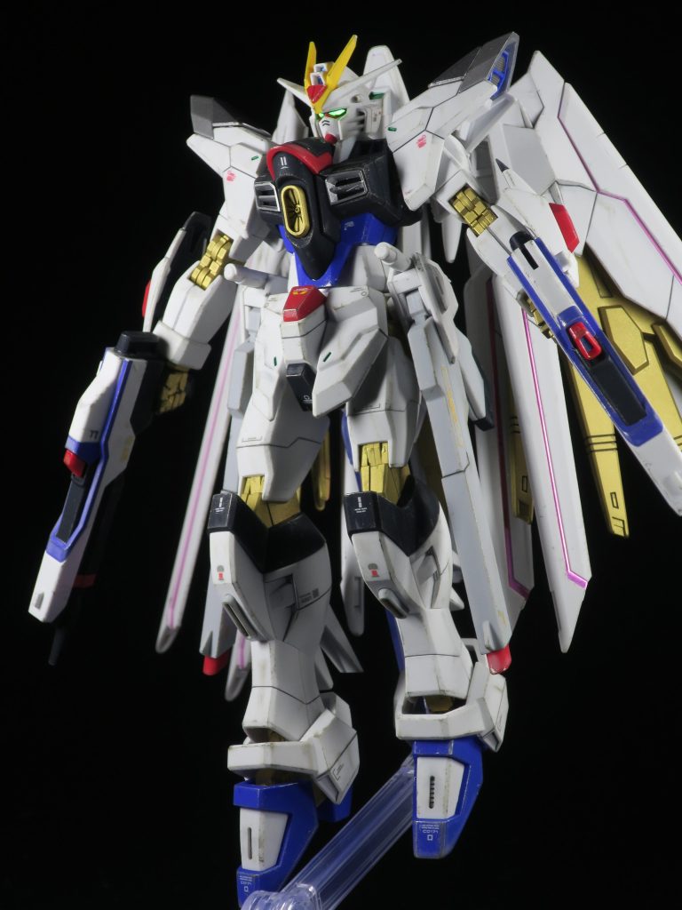 ツインアイは蛍光色でブラックライトで光るように。デカールと部分塗装はほどほどに。