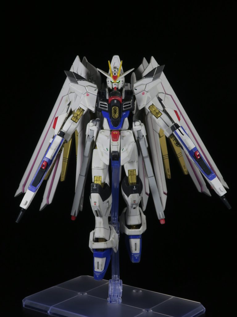 綺麗なAラインシルエット。スーパーロボット的なデザインや色使いが好みではないので、肩のパーツなんかを一部暗めの色に変更していたりします。もうちょっと落ち着いた色味にしても良かったかなーと思ったり、それだとストフリらしくないし…という感じで悩みつつ、ほどほどの色変更に落ち着きました。