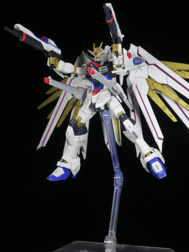 翼と関節のゴールドのパーツはタミヤスプレーを使用。スプレーは外でやりますが、その日は乾燥しすぎていたのか何なのか、ホコリがかなり舞っていたらしく、巻き込んでしまって表面がイマイチな感じになっています。一度塗装を剥がしたりと苦労しました…