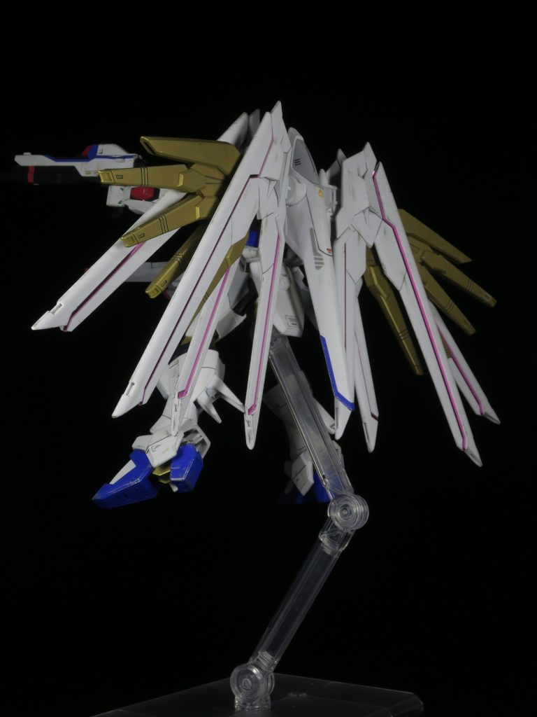 フィルタリングはせずに、エナメルのメタリックグレイなどでエッジにドライブラシでウェザリング。ストフリはダメージを受けているイメージがないから、あまり汚さないようにしました。