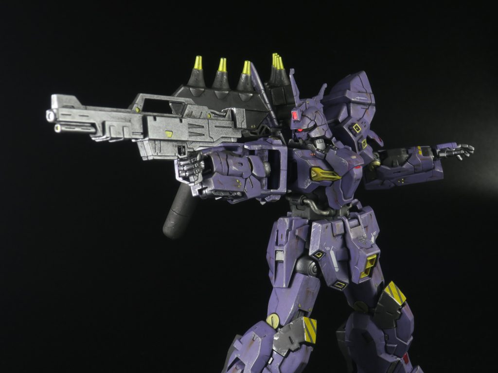 胸のところとか、黄色のプラスチックは塗料のノリが悪いのか、あまり良い感じにウェザリングできないケースが多いと感じてます。いっそゴールドに塗ってしまうか…？今後に向けて検討しようかな。