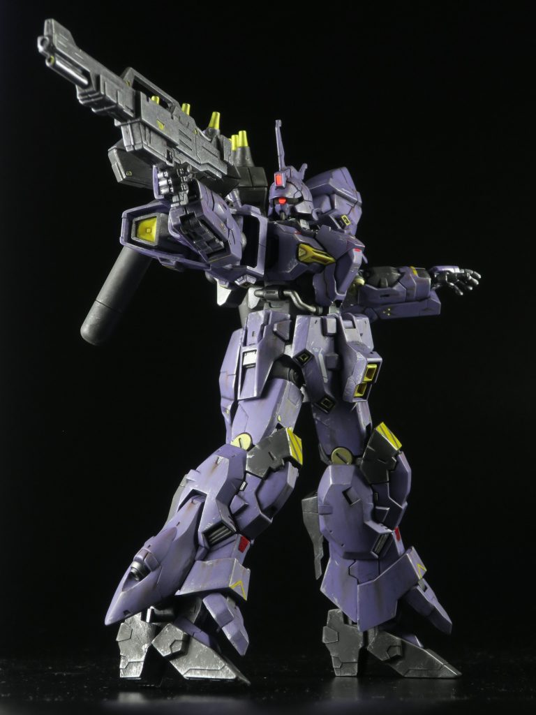 関節やライフルはライトガンメタルでスプレー。気にせず接合部にまでスプレーしたから、塗料の分穴が小さくなって、接合部がきちきちに。そのせいで腕が上がらない、これまさに四十肩。ちゃんとマステで保護してからスプレーすべきでした。