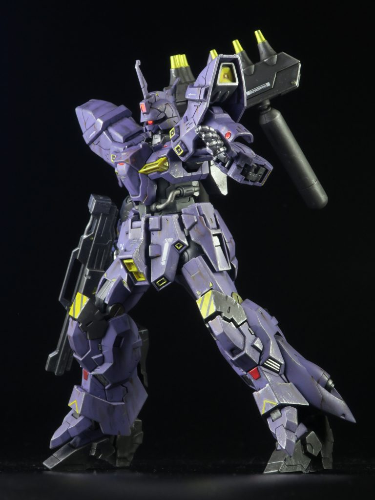 モノアイはシールなので、シールに蛍光塗料を塗って、そのあとパーツに貼り付け。シールを取るとき塗料のせいで取りづらかったから、もうちょっと工夫すれば良かった。