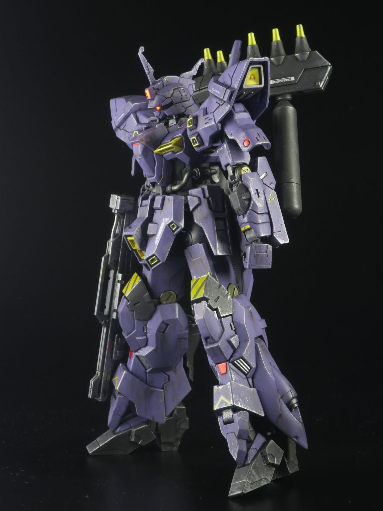 部分塗装はゴールドで。自分の好みなのか、部分塗装はゴールドを使いがち。他にはガンダムマーカーのロイヤルメタリックを使用。悪役的なMSは赤のほうが似合う。