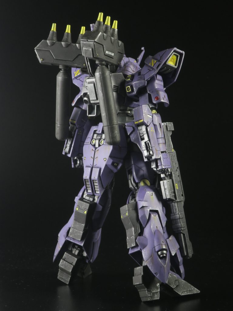 エッジへのドライブラシではエナメルのシルバーを使用。ジャーマングレーと悩みましたが、派手に色が出るシルバーのほうが合ってるなあと思い、シルバーを選択。こういった中間色の機体のドライブラシは何色にするか毎回悩みます。