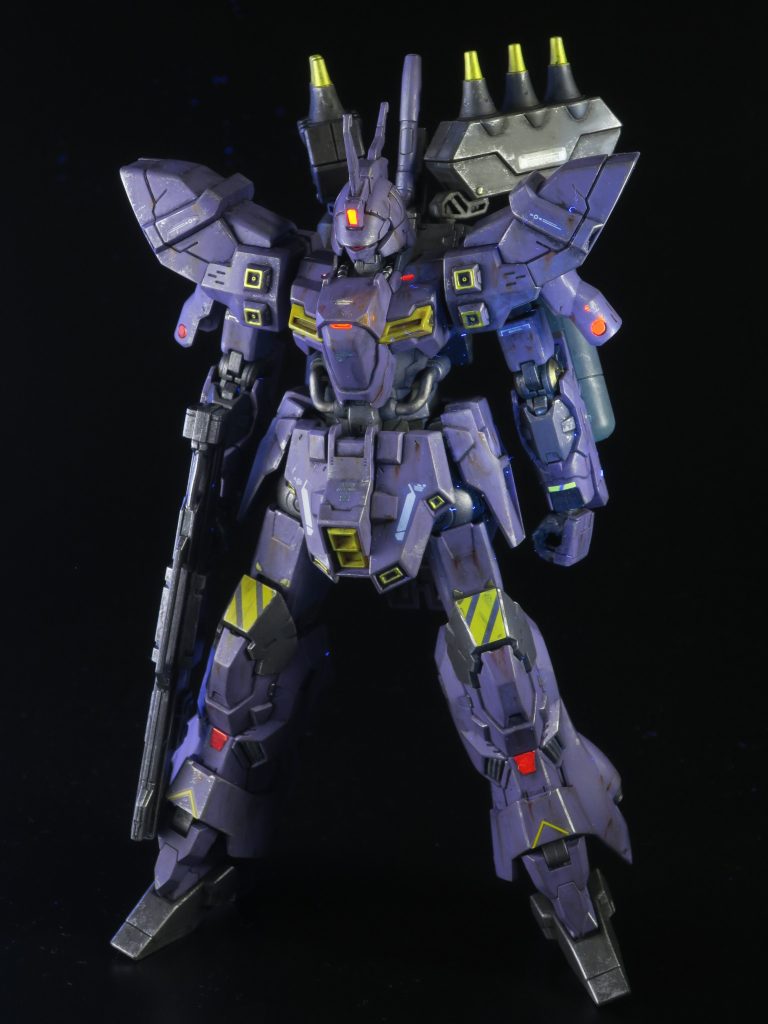 デカールを少々追加。この機体はモールドなどのディティールが多いからデカールは貼らないつもりだったけど、思い立ってあとから追加。ついでにシールを貼り忘れたことに気づいて、ほぼほぼ汚し終えたあとに貼りました。そのあとウェザリングマスターでシールやデカールを汚して全体のバランスに合うように調整。