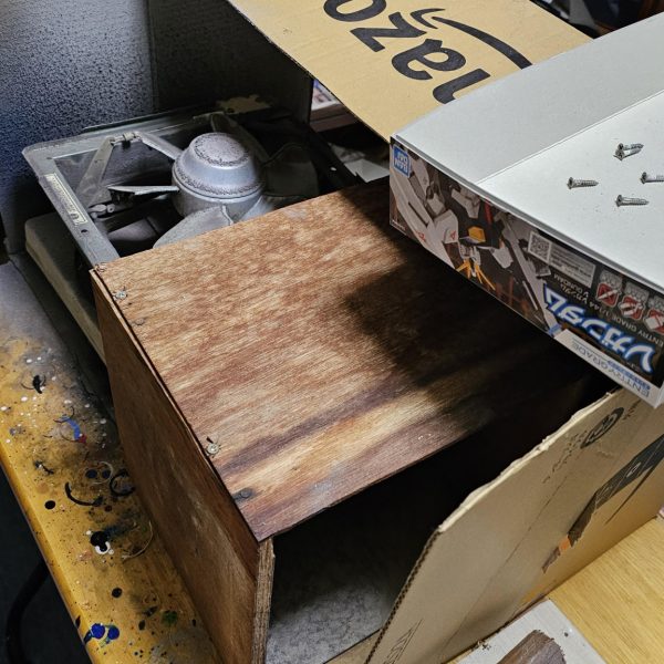 自宅の窓改修に伴い、塗装ブースを解体。父親のお下がりブース（27年もの）が無くなったので、再設置まではエアブラシお休みです。作成途中のエアリアルさんを乗せておきますw素組みや拙い筆塗装がしばらくの投稿になりそうです。（3枚目）