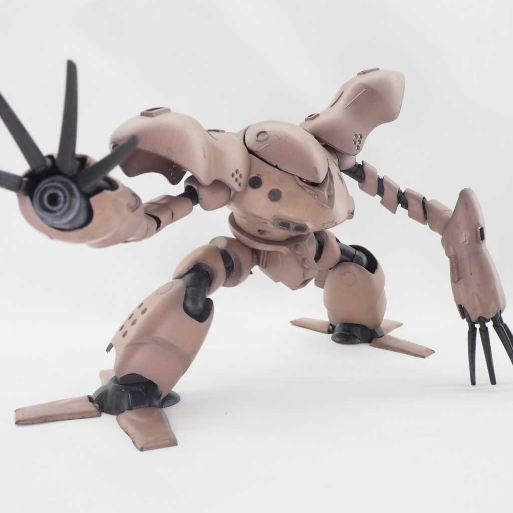 箱絵ポーズ！個々のアームの接続をボールジョイント化し、3次元可動を再現しました！肩アーマーは前後左右に独立可動、足首もダブルボールジョイント化で色々なポーズに対応できるようになりました。