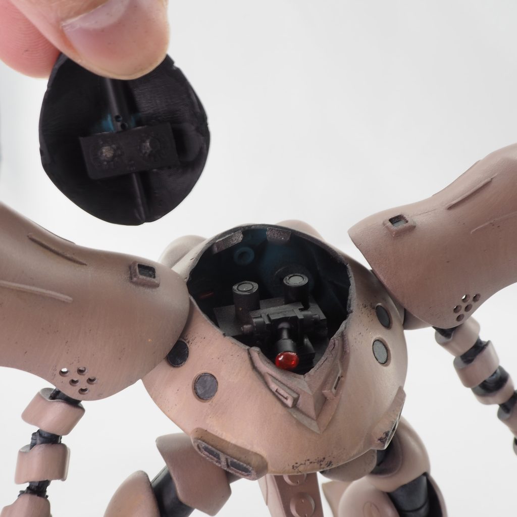 モノアイも動きます。ちょっとワルぶった上目遣いがいい感じ。頭頂部を分割し、プラ棒と磁石で固定。分割線が粗くなってしまったのは反省点です…😩