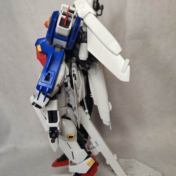 MG Sガンダムの制作を始めました。Ex-sではないですが、追加モリモリでかっこ良く仕上げたいと思います。頭部はフェイスパーツの後ハメ加工、スジ彫り追加、後方の排気口の加工、トサカ後方のセンサー部の加工等を行いました。（3枚目）