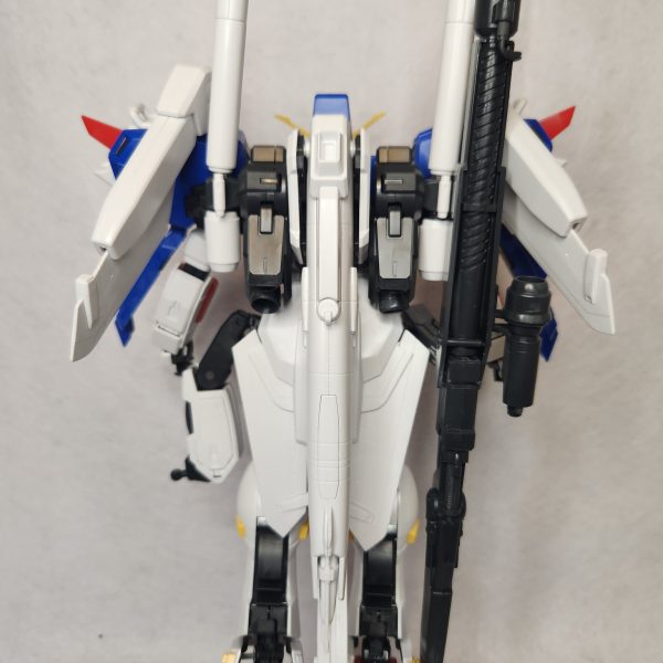 MG Sガンダムの制作を始めました。Ex-sではないですが、追加モリモリでかっこ良く仕上げたいと思います。頭部はフェイスパーツの後ハメ加工、スジ彫り追加、後方の排気口の加工、トサカ後方のセンサー部の加工等を行いました。（4枚目）