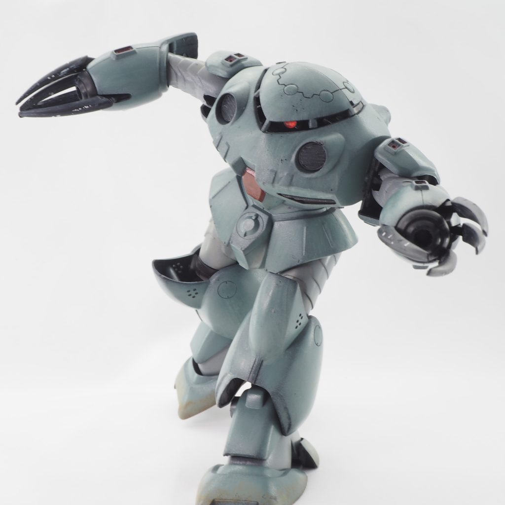 主な改造箇所はモノアイ可動化と足首関節のダブルボールジョイント化です。前回のハイゴッグと同じく自然な踏ん張り姿勢がとれるようにしました。