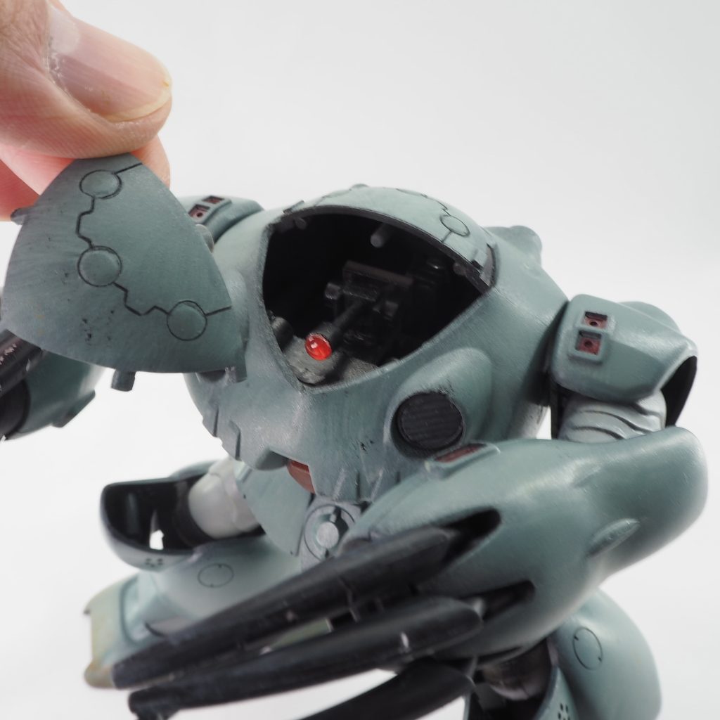 前回の反省を生かし、頭部は前半分のみ取り外せるようにしました。合わせ目は消せませんが、また断面が粗くなるよりは良いかなぁという判断です。