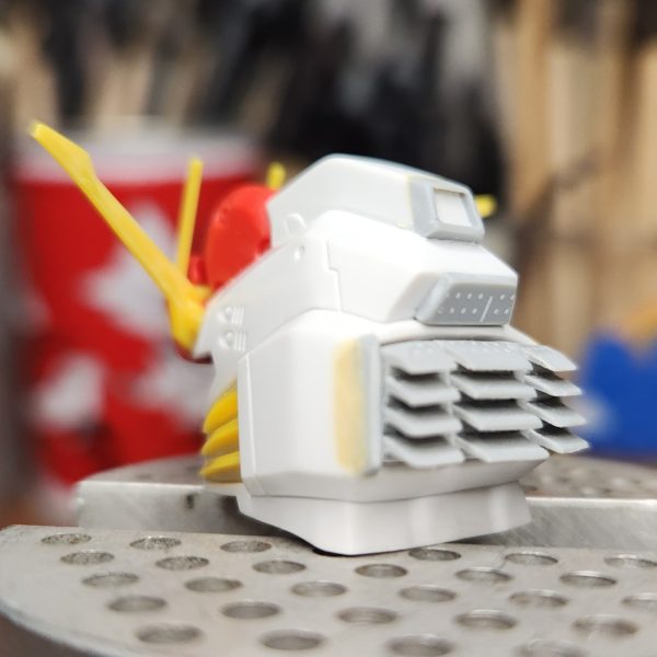 MG Sガンダムの制作を始めました。Ex-sではないですが、追加モリモリでかっこ良く仕上げたいと思います。頭部はフェイスパーツの後ハメ加工、スジ彫り追加、後方の排気口の加工、トサカ後方のセンサー部の加工等を行いました。（5枚目）