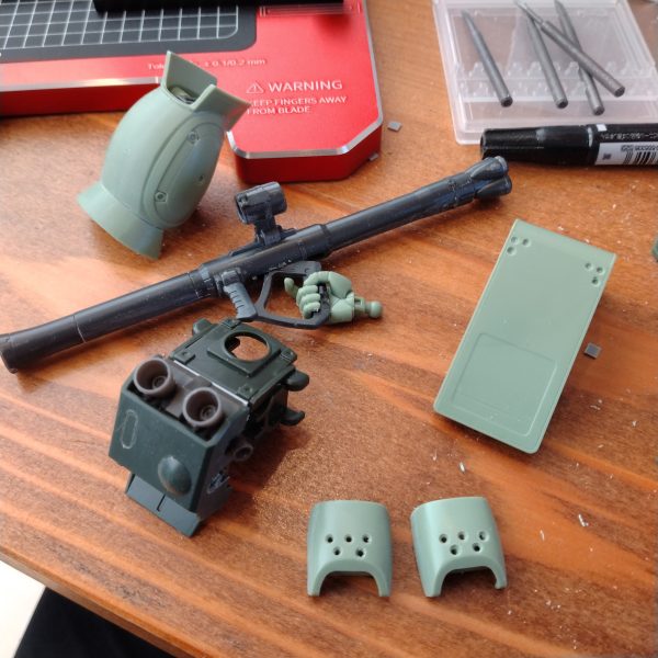 紅白合戦の紹介文、なんかSDメインの人みたいになってるwたぶんSDは作ったことすらないのに😂いや面白いから別にいいんですけど、AIもまだまだ発展途上のテクノロジーってことですね。ちなみに私は去年に引き続き紅組です。ザクタンクと並行して、今年はちゃんと赤い…通常の３倍の…マスクのコメットさんでも作ろうかと。しかし！間もなく妻が仕事納め！保育園も冬休み！時間がなああーいッ！（2枚目）