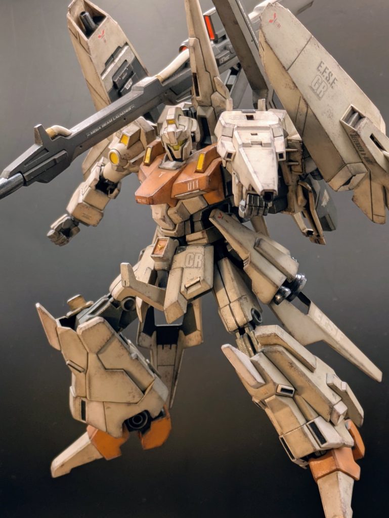 成形色ベースで部分塗装とウェザリングだけなんですけどね…(gundam-kao5) まぁゴテゴテしていて…