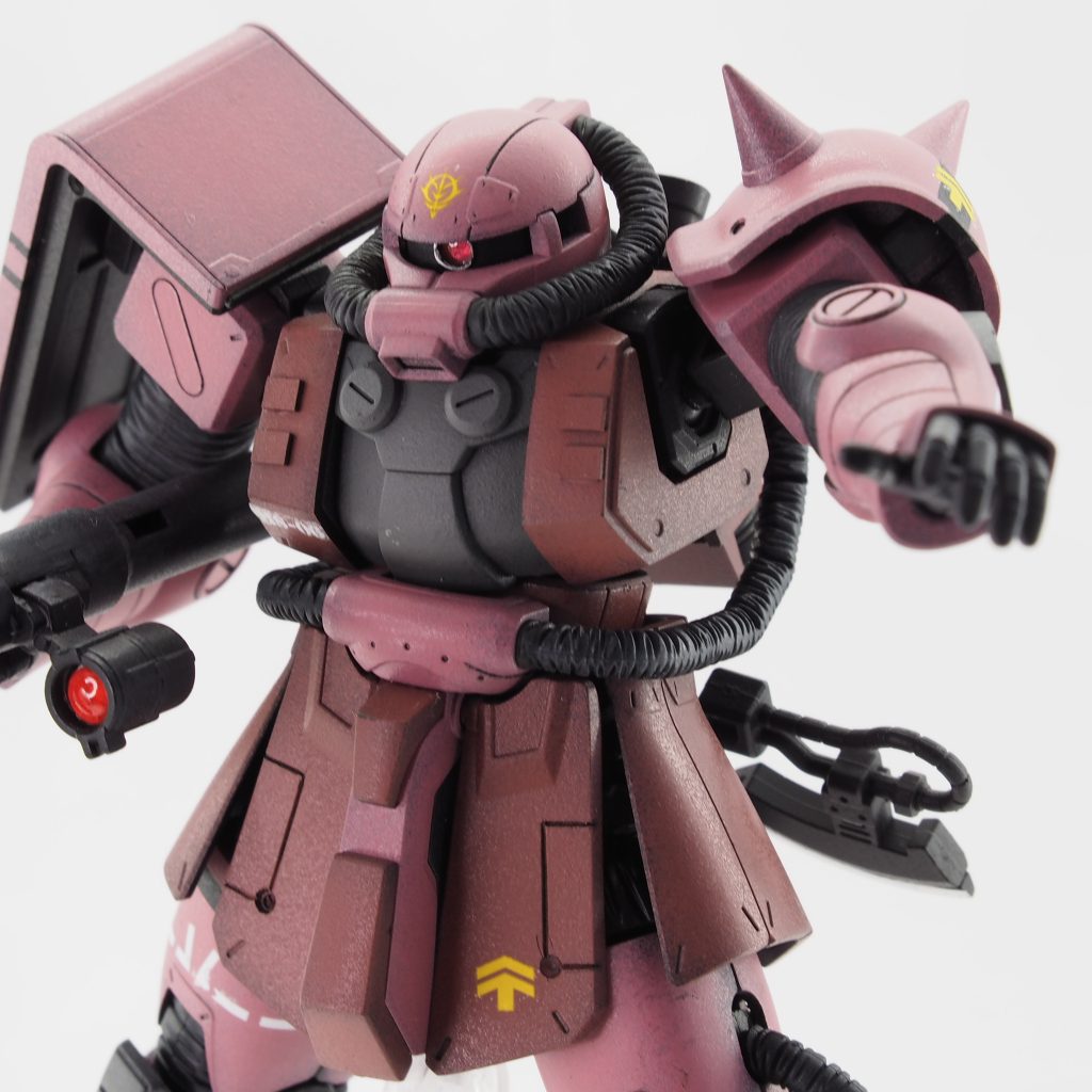 スジボリやプラ板で少しだけディテールアップC型なので、放射線対策に胸部周りがゴツく見えるようにしました。