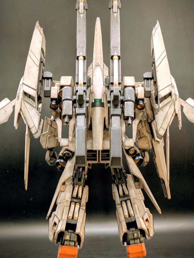 後姿もこんなにゴテゴテ💦